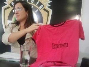 Delegada Aline Sinnott exibe camiseta usada por grupo 