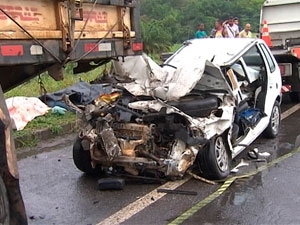 Carro bateu na traseira de uma carreta na BR-324