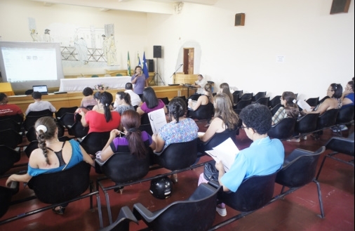 Encontro para abordar alimentao reuniu diversas pessoas no auditrio da SMEC