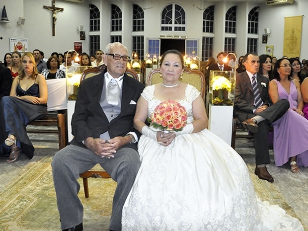 Unio do casal celebrada  em uma igreja catlica de Cuiab foi apadrinhada por filhos, genros, noras e netos