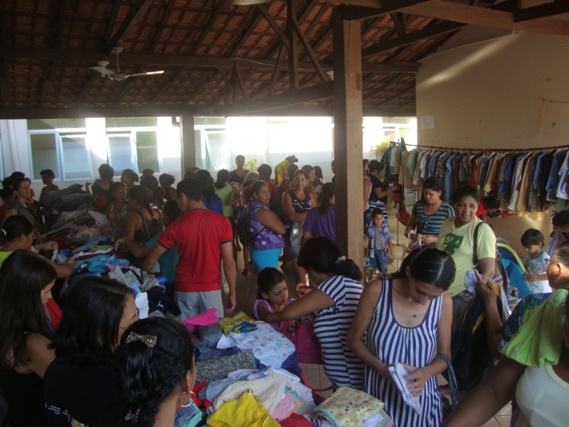 As pessoas que participam das reunies recebem o dinheiro NIS para comprar as roupas e calados no Bazar da Familia.