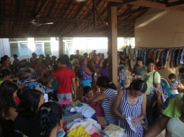 As pessoas que participam das reunies recebem o dinheiro NIS para comprar as roupas e calados no Bazar da Familia. 