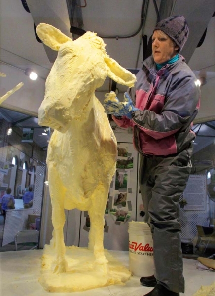 Sharon BuMann usou mais de 360 quilos de manteiga para fazer escultura de vaca.