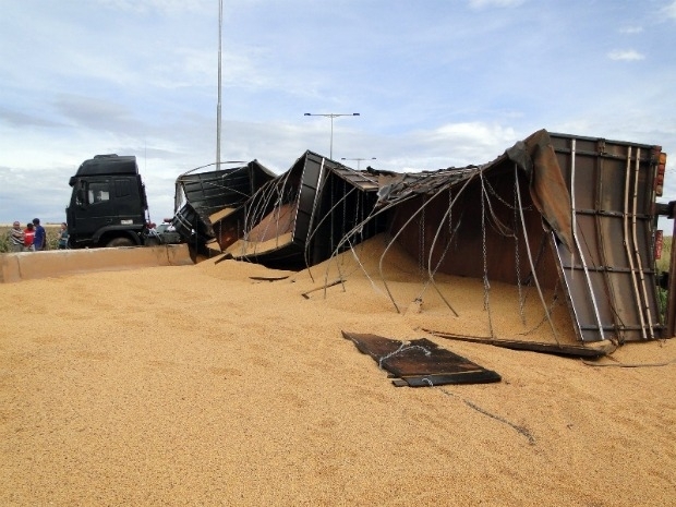 Motorista perdeu controle do veculo ao contornar rotatria em Itapor, diz PM