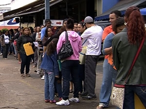 Tumulto e longas filas neste sbado para cadastro de servidores. 