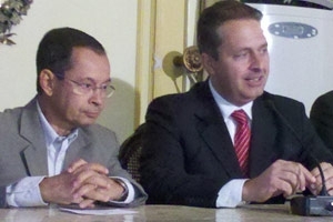 O ministro Paulo Passos ao lado do governador de Pernambuco, Eduardo Campos