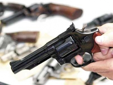 Homem usa pistola 380 para ameaar esposa