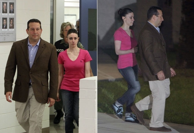 Casey Anthony deixou a cadeia do condado de Orange, na Flrida, ao lado de seu advogado, Jose Baez.