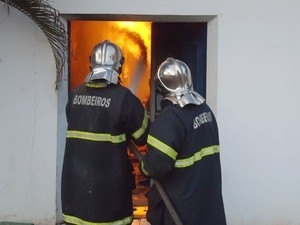 Bombeiros de Cuiab e Vrzea Grande foram chamados na ocorrncia.