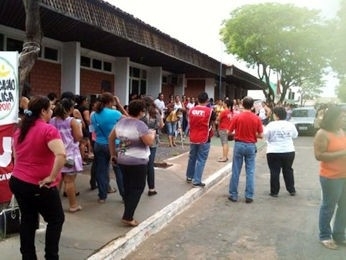 Professores em greve protestam em Vrzea Grande.