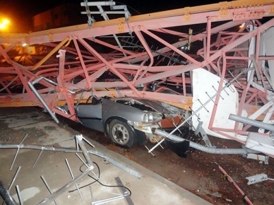 A torre caiu sobre um carro e casas