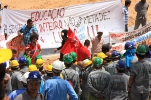 Manifestantes invadiram Arena Pantanal durante visita de comitiva da Fifa