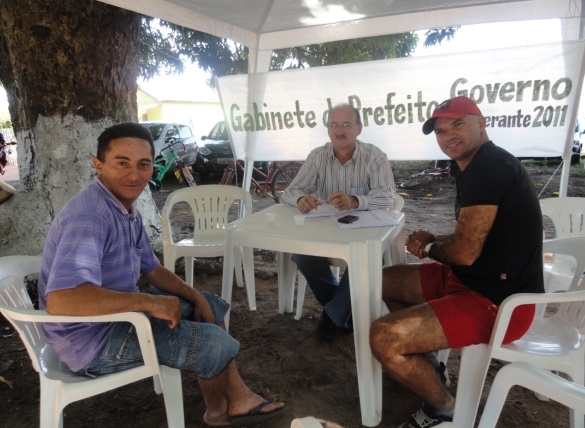 Prefeito Jos Roberto atende a populao em gabinete montando no evento.