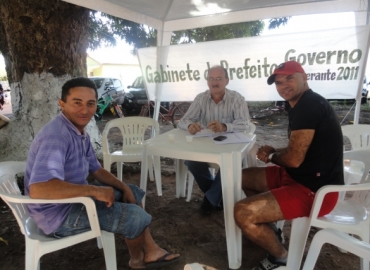 Prefeito Jos Roberto atende a populao em gabinete montando no evento. 