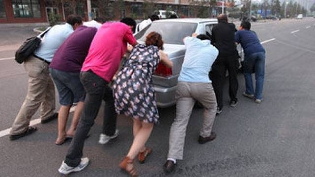 O grupo de beberres arregaou as mangas e no teve medo de empurrar o carro.