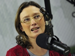 A ministra da Secretaria de Direitos Humanos, Maria do Rosrio, participa de programa de rdio