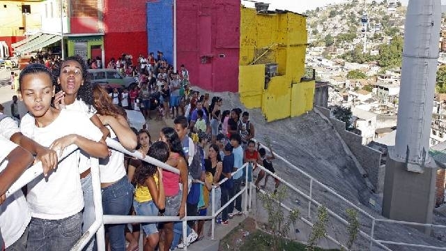 A longa fila  espera de um passeio no telefrico