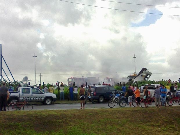 Avio caiu em terreno baldio no Recife