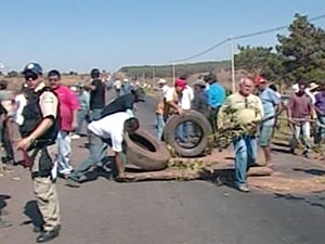 Integrantes do MST bloqueam as duas pistas da BR-163.