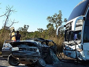 Acidente entre nibus e veculo de passeio deixou duas pessoas mortas.