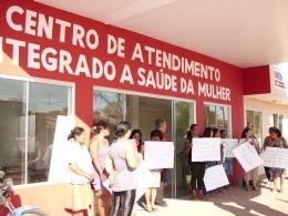 Mulheres fizeram protesto em frente  unidade cobrando funcionamento