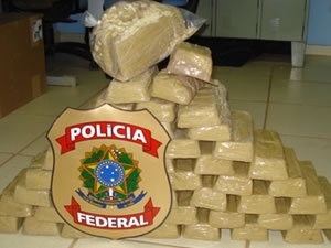 Droga apreendida em Cceres dentro de caminho.