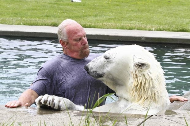 Mark Dumas na piscina de sua casa com o urso polar