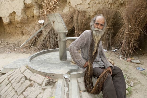 Indiano Guru Kailash Singh, de 65 anos, se recusa a tomar banho h 37 anos.