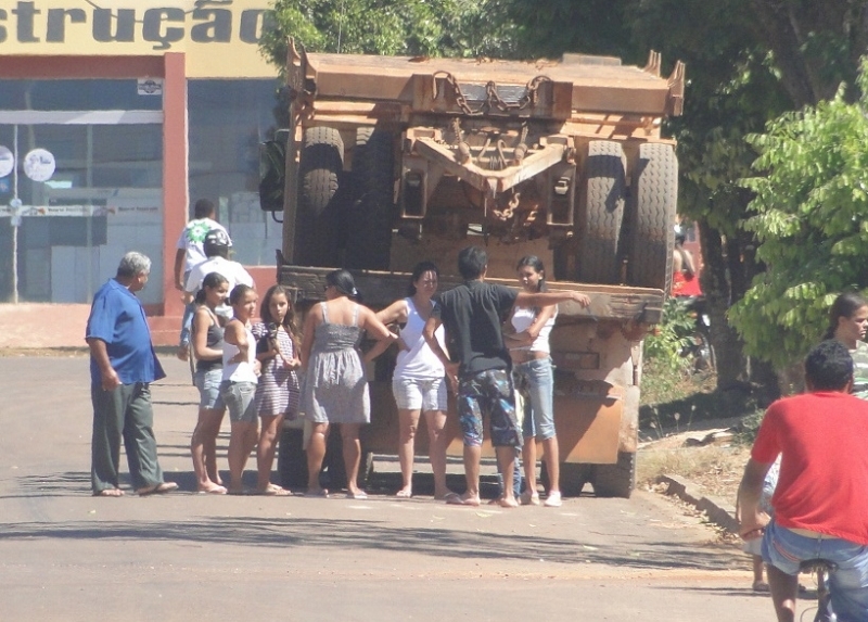 Caminho Julieta manobrava  esquerda e motociclista caiu embaixo dos rodados