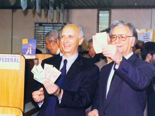 Rubens Ricupero e Itamar Franco, em 1 de julho de 1994, seguram as novas cdulas do Real.