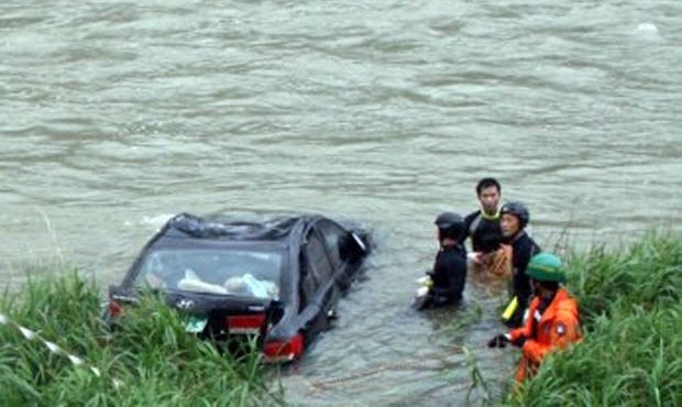 Homens do resgate procuram por desaparecido em Miryang