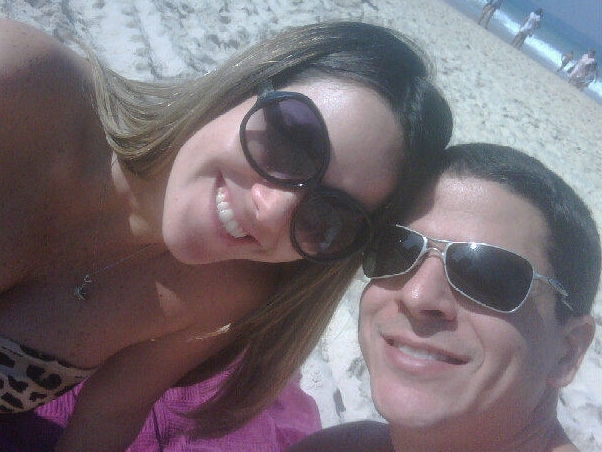 Fernanda com o marido em praia de inverno com cara de vero