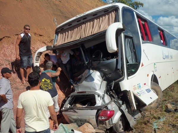 Acidente aconteceu na BA-099. Carro ficou totalmente destrudo