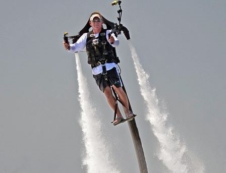 Americanos voam com os jetpacks em Key West, na Florida, Estados Unidos