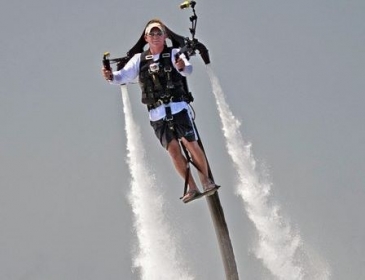 Americanos voam com os jetpacks em Key West, na Florida, Estados Unidos 