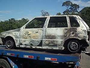 Carro ficou totalmente destrudo durante  tentativa de assalto.