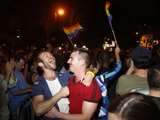 Populao comemora em Nova York a aprovao do casamento gay pelo Senado na noite desta sexta-feira (24). (Foto: Jessica