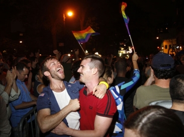 Populao comemora em Nova York a aprovao do casamento gay pelo Senado na noite desta sexta-feira (24). (Foto: Jessica