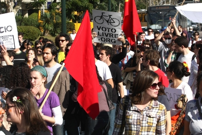 No sbado (17), Marcha da Liberdade reuniu jovens em vrias cidades do pas. Na foto, protesto em Curitiba, no Paran