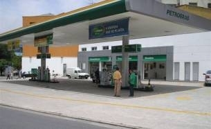 Mais postos de gasolina teriam sido assaltados pela dupla de menores, segundo a Polcia