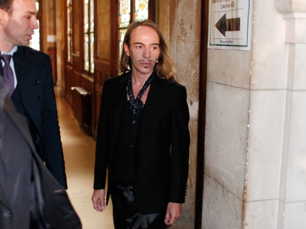 John Galliano chega a tribunal em Paris