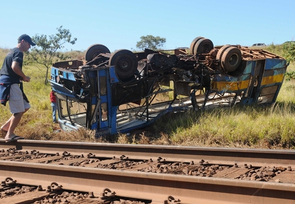 Trem bate em nibus escolar na zona rural de Entre Rios de Minas