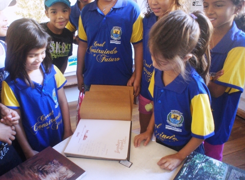 Integrantes do coral Construindo o Futuro descobrem as riquezas de Diamantino na Casa Memorial dos Viajantes