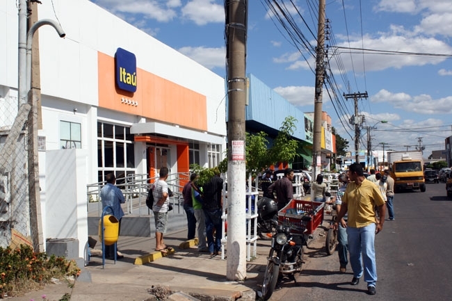 Curiosos se aglomeraram em frente ao banco; trnsito ficou tumultuado