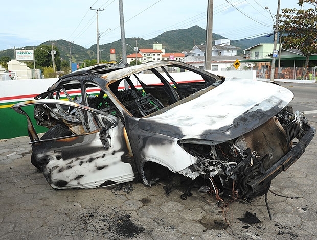 Carro de Dudu aps o acidente em que se envolveu na noite de domingo