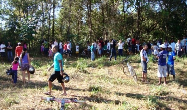 Moradores do So Domingos acompanharam o trabalho da polcia e do IML no local