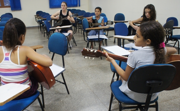 Curso de violo ocorre todas as teras e quintas-feiras, das 17:30 s 18:30