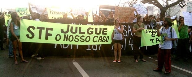 Manifestantes em marcha na Esplanada dos Ministrios em defesa da legalizao da maconha