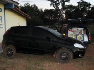 Droga estava sendo transportada em carro furtado