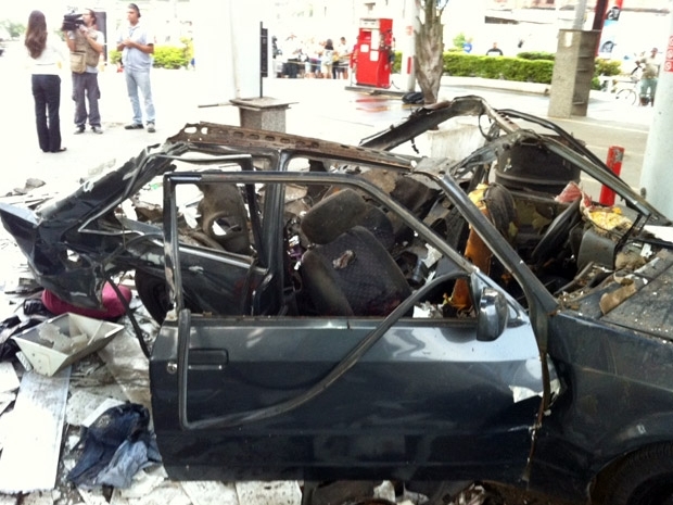 Carro ficou totalmente destrudo aps exploso que deixou um morto